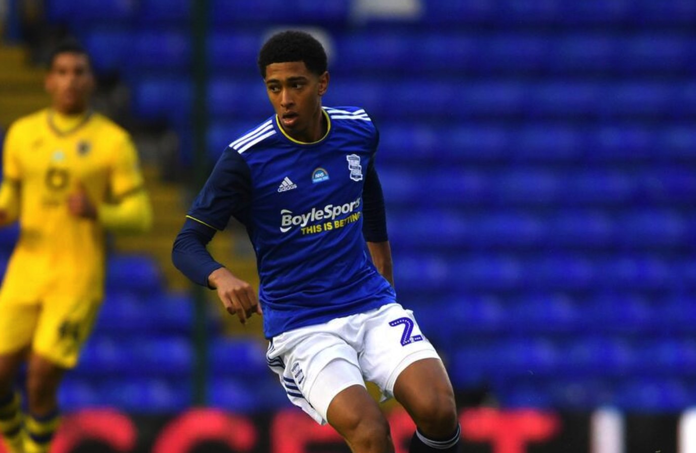 刘伟国：捧起中甲冠军奖杯很激动，明年力争在中超站稳脚跟（刘伟国：中甲捧杯激动不已，明年力争立足中超）