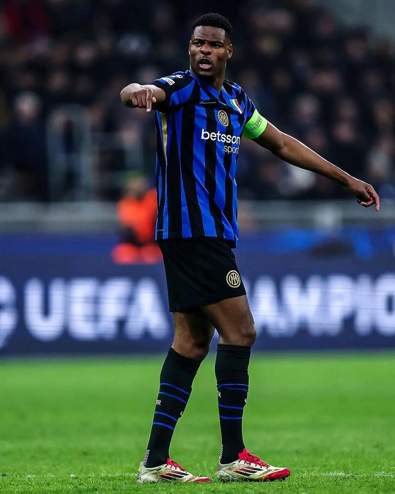 意媒：意足协酝酿改革，意甲意乙升降级名额可能缩减至2个（意媒：意足协拟推改革，意甲与意乙升降级席位或降至2个）