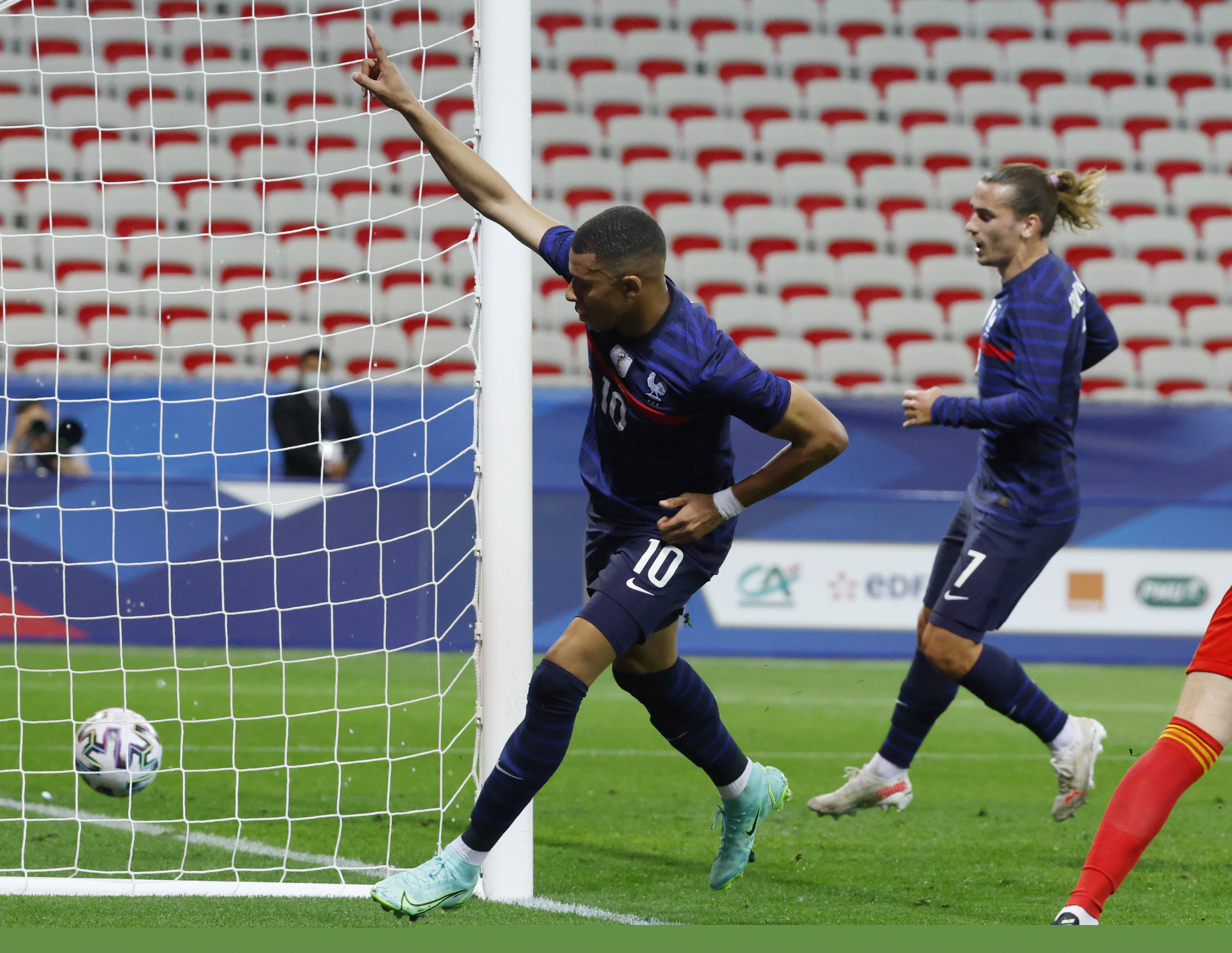 NBA最佳阵容公布：詹姆斯入选,（NBA官方公布年度最佳阵容，詹姆斯入选）