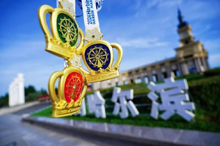 张琳艳赛后和凯莉交换球衣，后者直接把中国队球衣穿在身上（赛后张琳艳与凯莉互换球衣，凯莉当场披上中国队战袍）