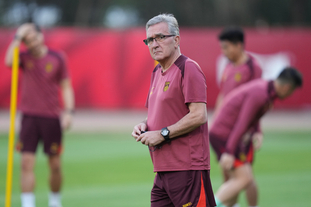 尤文航班延误，挪威当地球迷抓紧机会在机场与他们合影留念（尤文航班晚点，挪威球迷趁机在机场合影）