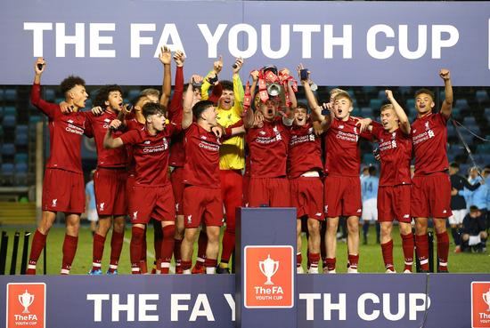 斯基拉：米兰要续约意U17国门隆戈尼，认为其是未来顶级球员（斯基拉：米兰计划续约意大利U17门将隆戈尼，视其为未来的顶级球员）