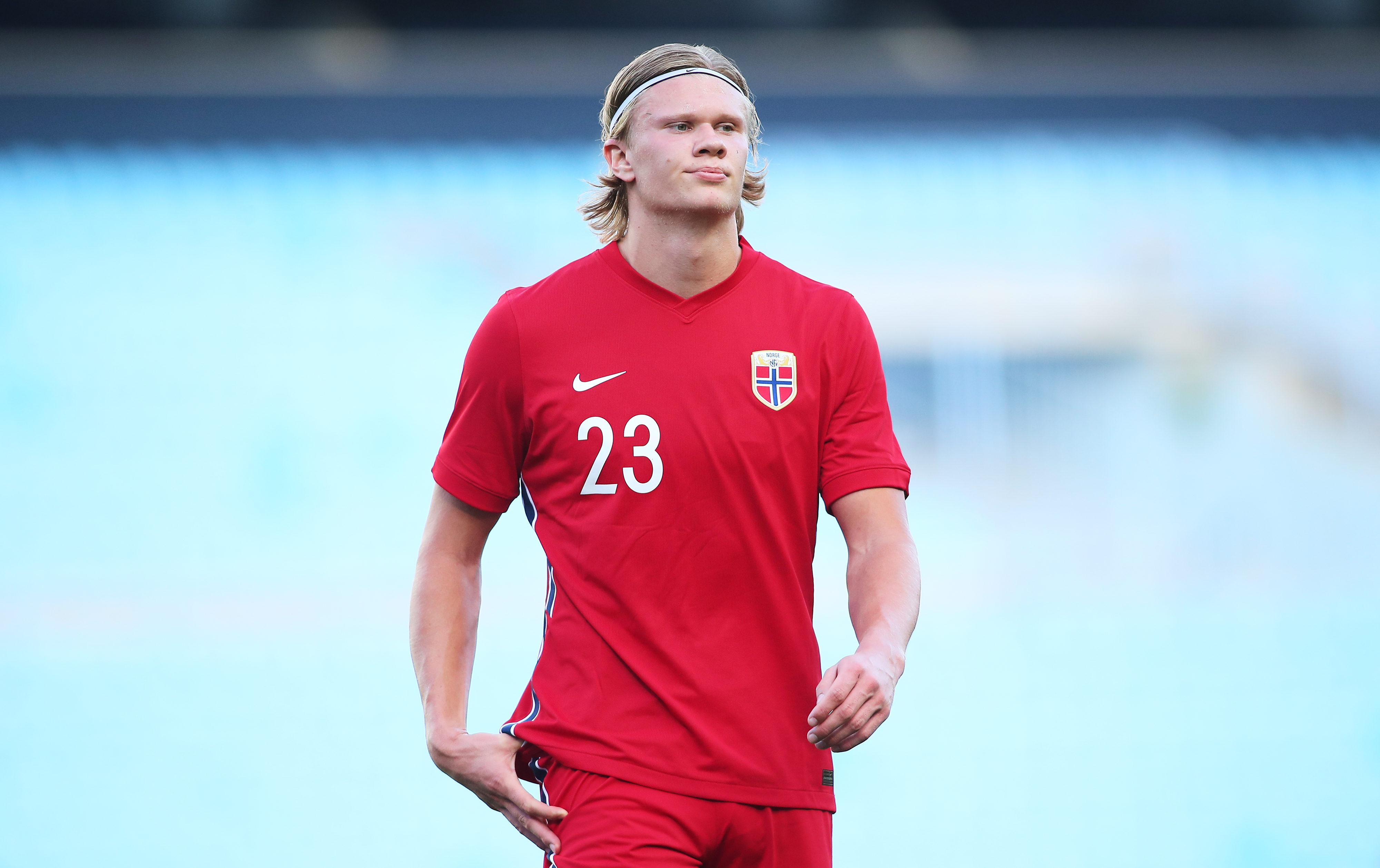 邵佳一独立带队时间不足一年半，此前曾担任国足助教（出任主帅未满一年半，邵佳一此前为国足助教）