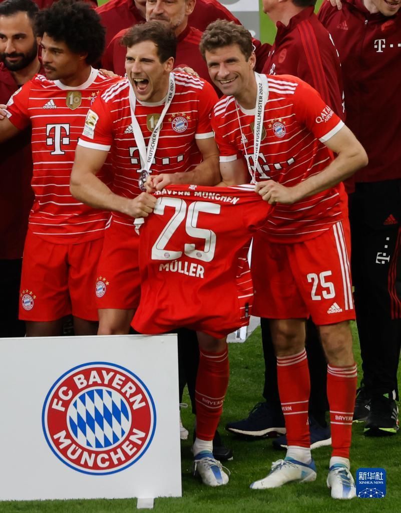 随着曼联1-1遭绝平，英超最新积分榜出炉：阿森纳一枝独秀（曼联1-1读秒遭扳平，英超积分榜更新：阿森纳独领风骚）