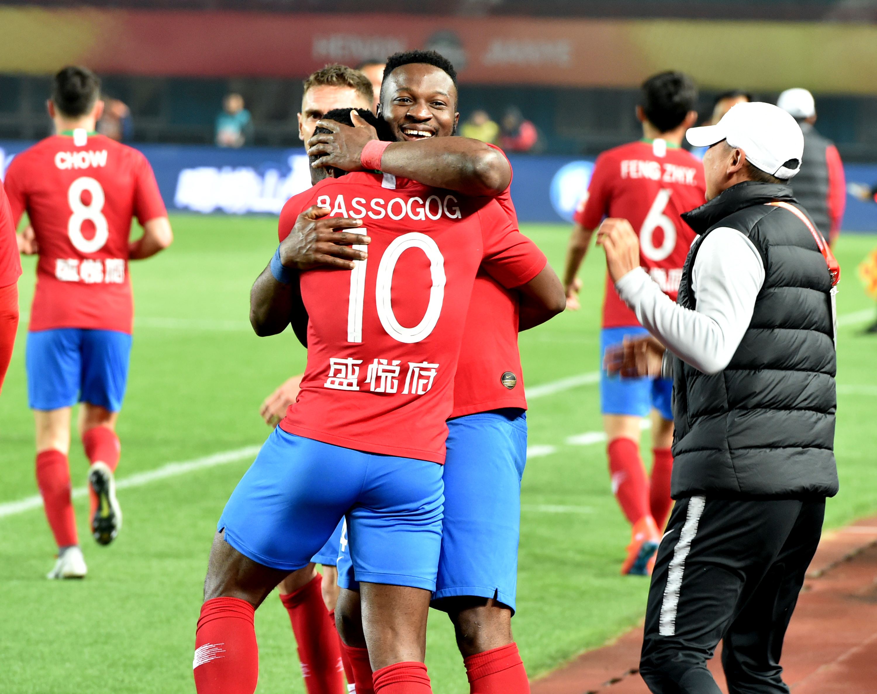 TA：皇马暂不会解雇阿隆索，但目前皇马更衣室的氛围比较紧张（TA：阿隆索短期内留任皇马，但更衣室气氛紧张）